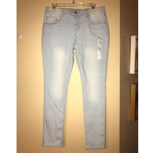 NWT SO Light Wash Skinny Jegging Jeans
